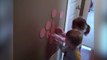 Des enfants fiers d'avoir collé du jambon sur le mur.. oeuvre d'art !