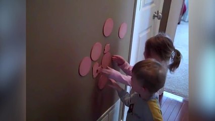 Des enfants fiers d'avoir collé du jambon sur le mur.. oeuvre d'art !