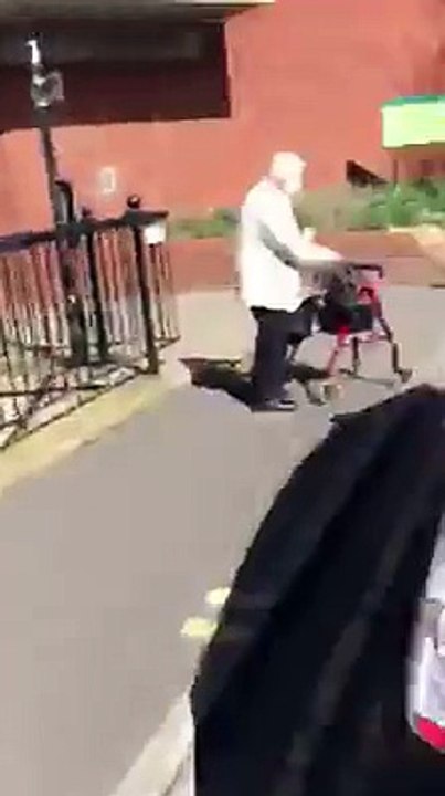 Un policier verbalise un chauffeur de taxi mal garé alors qu'il vient de déposer une personne âgée handicapée.