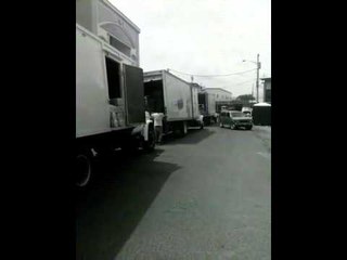 #WhatsAppCri Camiones obstaculizan la salida de los carros de bomberos en Penonomé