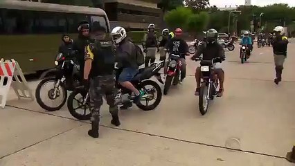 Video herunterladen: MOTOQUEIRO FURA BLOQUEIO POLICIAL ,FUGA KKKKKKKKKKKKKKK