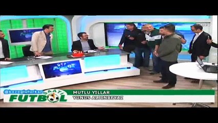 Taraftarlar canlı yayında stüdyoyu bastı