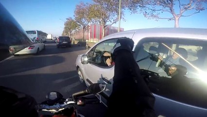 Un policier en civil stop un conducteur qui vient de percuter une moto et ne veut pas s'arreter