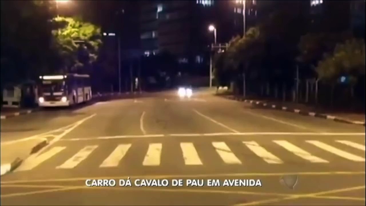 Motorista de cavalo de pau com carro em alta velocidade em avenida de São Paulo,2015