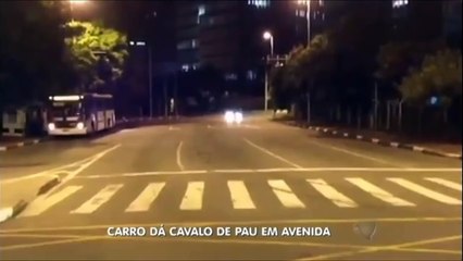 Motorista de cavalo de pau com carro em alta velocidade em avenida de São Paulo,2015
