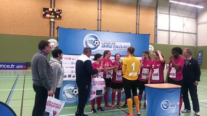 Remise trophée championnes de Bretagne!