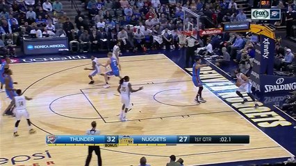 D.J. Augustin plante un buzzer-beater des 3/4 du terrain