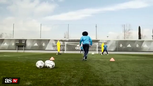 Keylor Navas imita a René Higuita haciendo el escorpión
