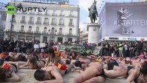 Protestan cubiertos en sangre contra las corridas de toros