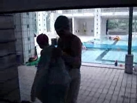 Gabrielle va à la piscine avec maman