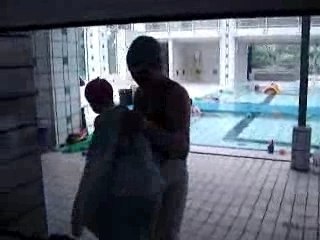 Gabrielle va à la piscine avec maman