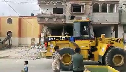 هذا ما حدث مع جرافة اثناء هدمها لمنزل