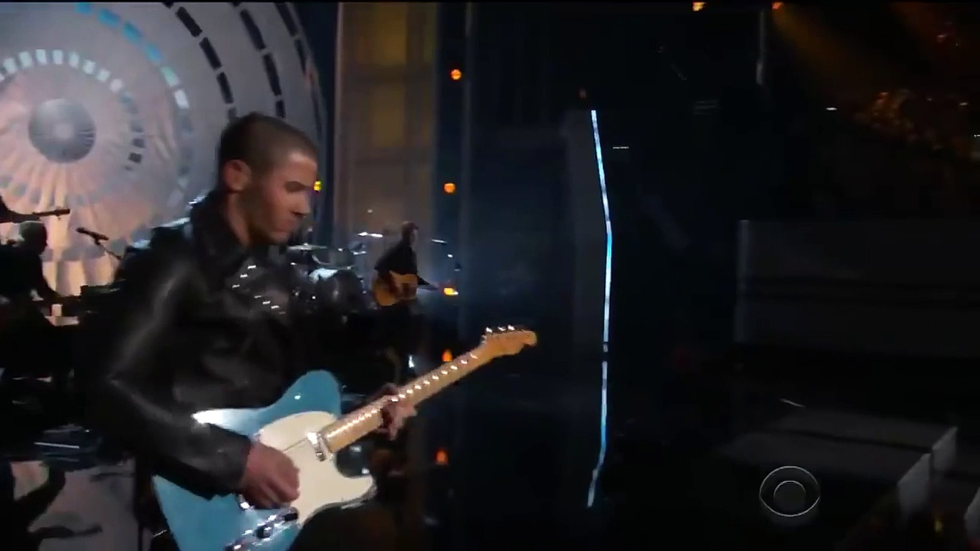 Nick Jonas horrible guitar solo at the ACM Awards (FAIL) - Vidéo Dailymotion