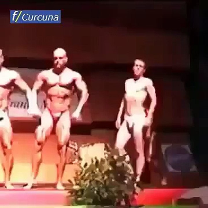 Adam en iyi vücut bende dedi ve jürinin önüne fırladı
