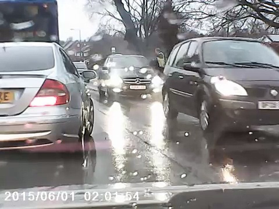 La réaction insolite d'un automobiliste bloqué par un bus en panne