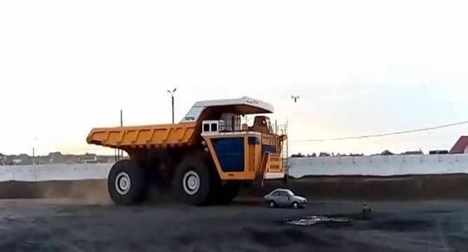 Rouler sur une voiture avec un camion de 450 tonnes