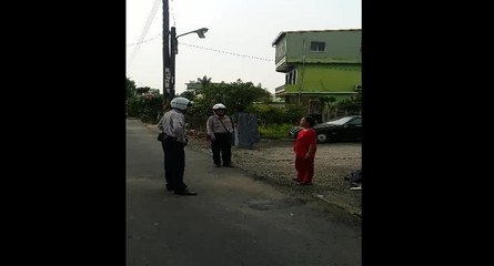 Un policier Taïwanais maîtrise une femme avec un couteau