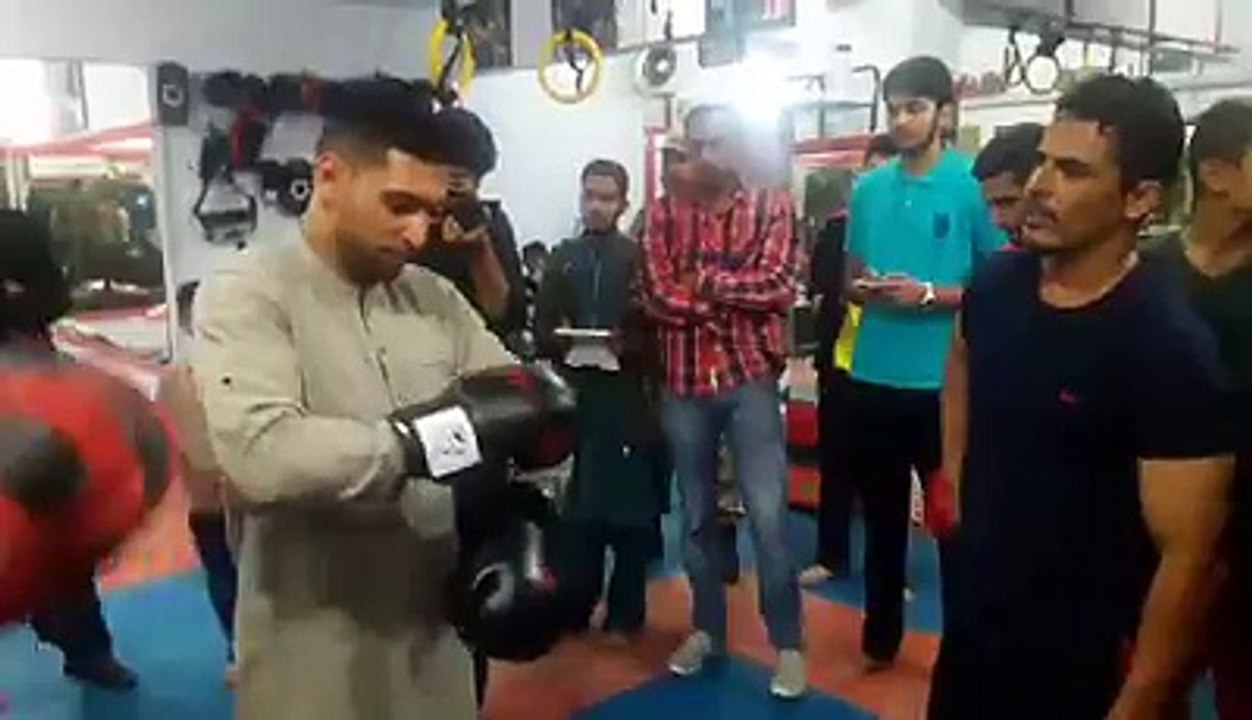 Aamir khan in karachi gym giving tips to youngsters