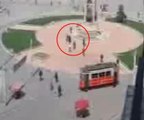 Taksim Meydanı'nda bir kişi havaya ateş açtı... Olay anı kamerada