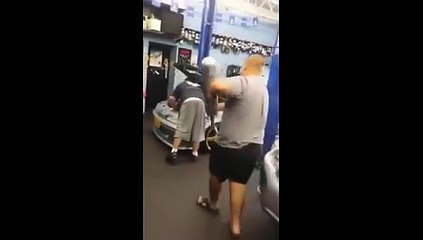 Il lui enlève le caleçon avec une bonbonne d'air comprimé géante !