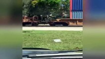 ¡Repartidor impaciente se sube a tren en marcha para cruzar la vía!