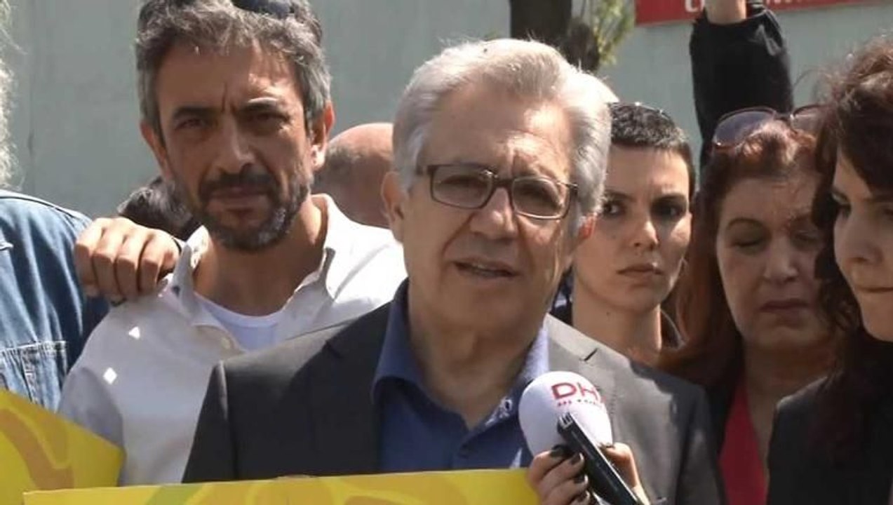Zülfü Livaneli 'Özgürlük Nöbeti'nde: Güneş toplamak için buradayız