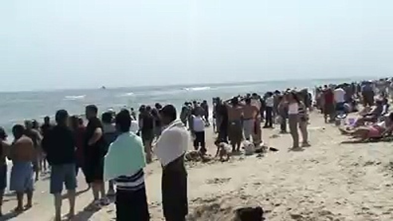 Un avion de chasse passe le mur du son devant des centaines de spectateurs