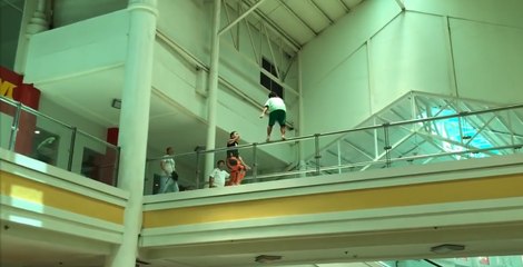 Un agent de sécurité rattrape une femme suicidaire juste avant qu’elle ne saute dans le vide (vidéo)