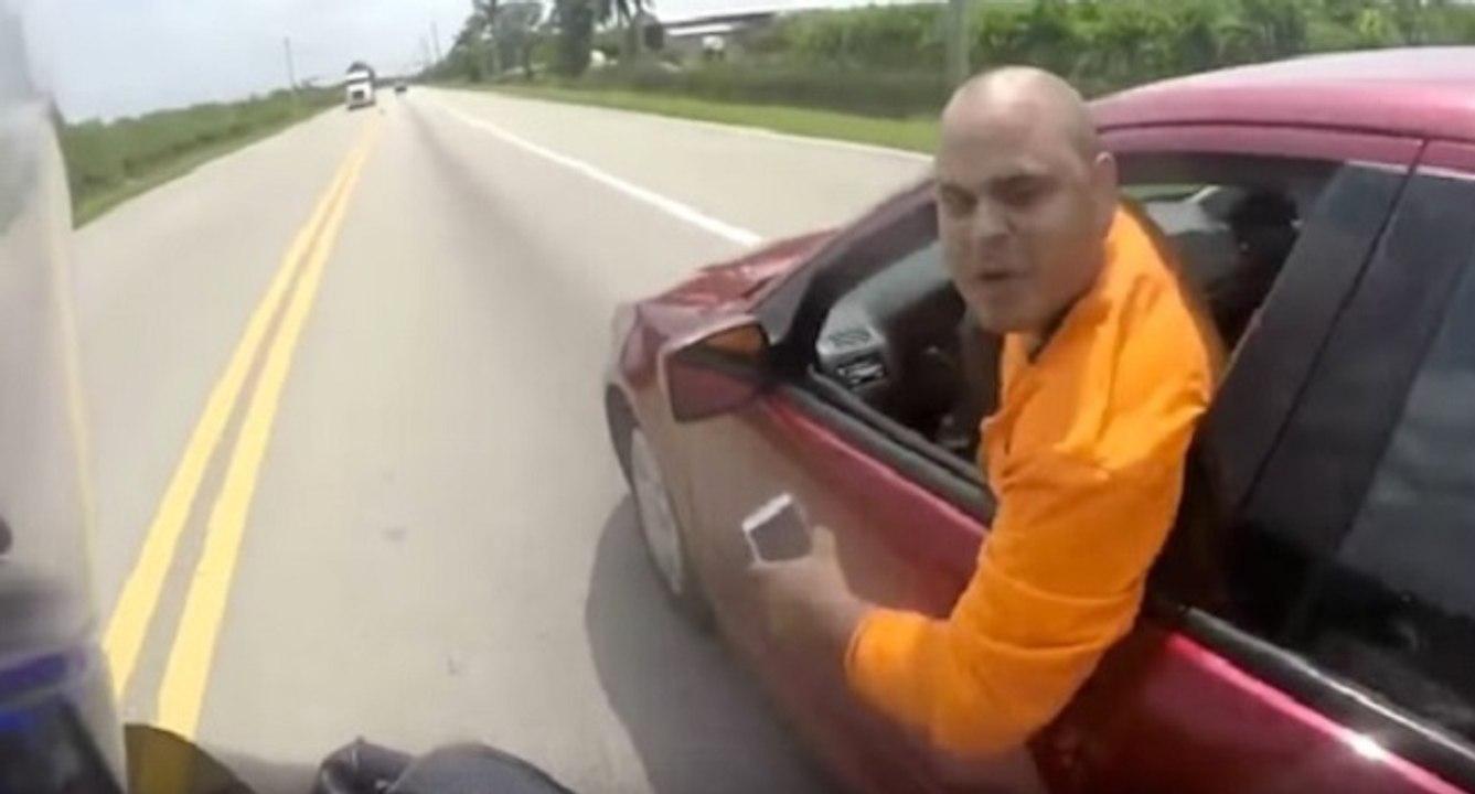 Un conducteur fou à la poursuite d'un motard sur les routes de Floride