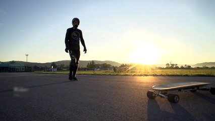 « Formule 1 humaine » : il atteint 95 km/h avec son longboard électrique