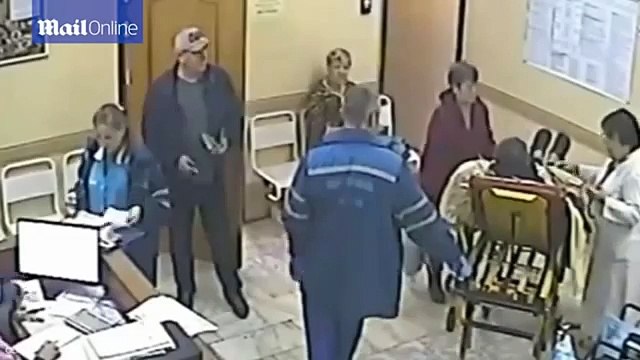 Paciente morre depois de cair de maca de hospital enquanto era levado para uma cirurgia; veja vídeo