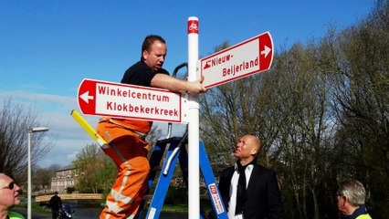 Wethouder Mijnans plaatst fietsroutebord in de wijk Akkers / Spijkenisse 2016