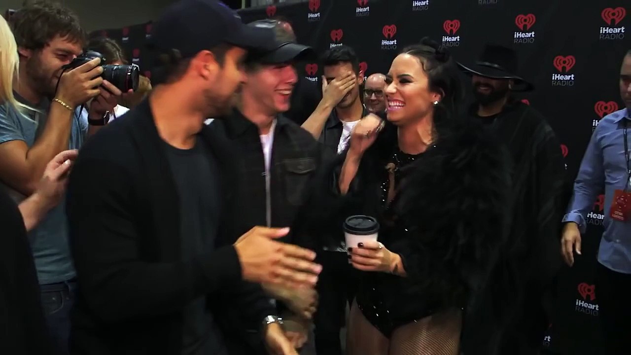 Demi Lovato Backstage Nick Jonas and Wilmer