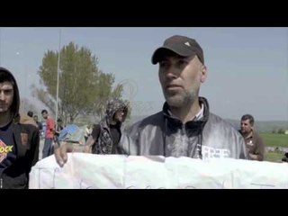 Refugjatët bllokojnë vendkalimin kufitar mes Greqisë dhe Maqedonisë