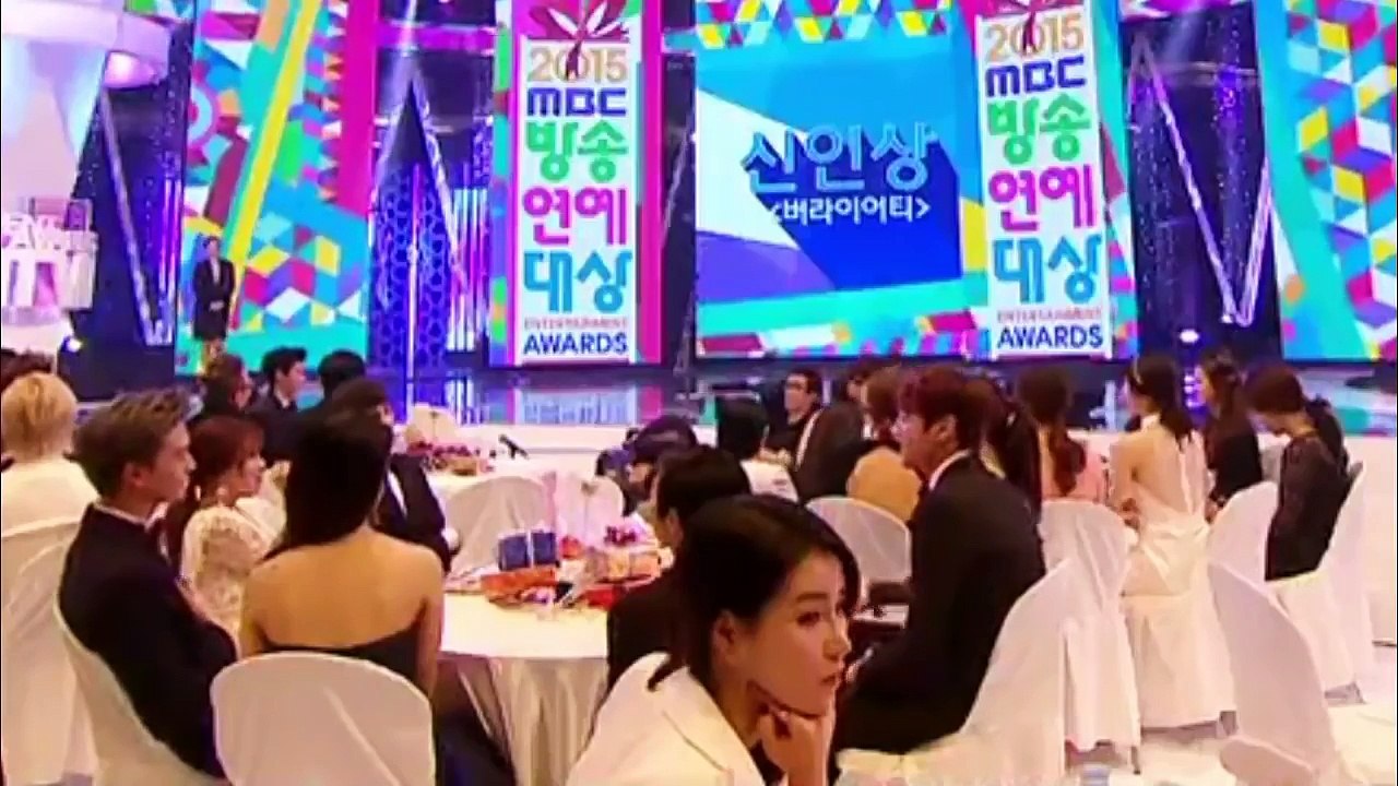 Seesaw CP 养眼夫妇 ：20151229 MBC entertainment awards Holding hands while waiting for result