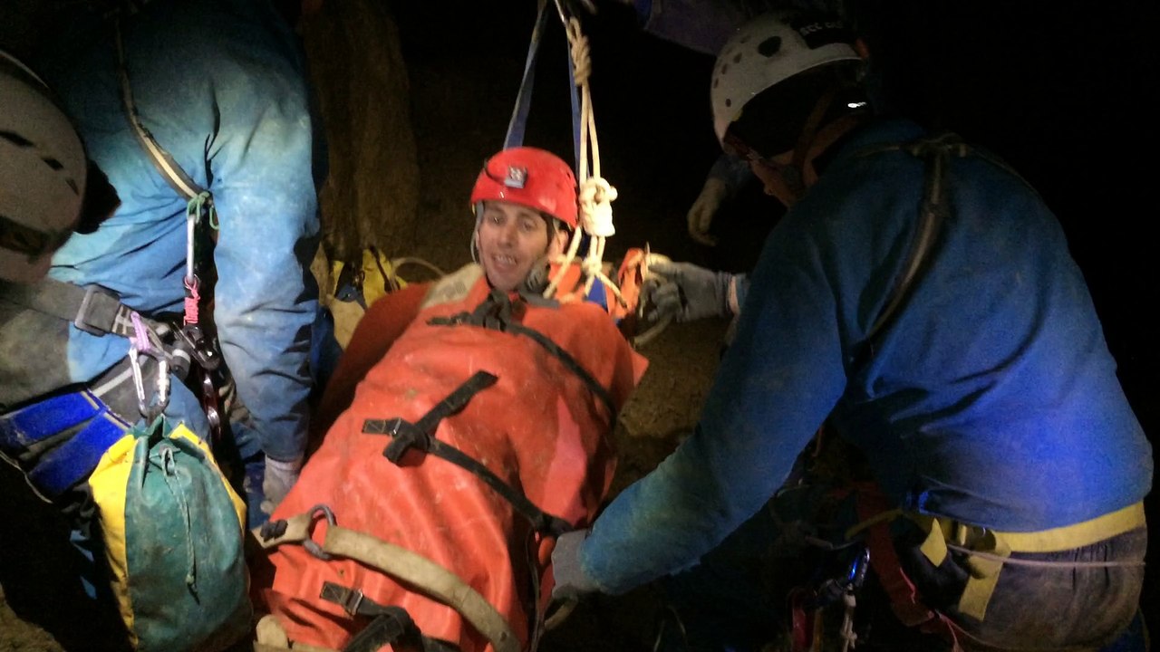 Les gendarmes spéléologues du Béarn en exercice : remonter un corps dans une civière