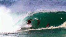 Le surfeur Soli Baileys prend une vague avec un dauphin