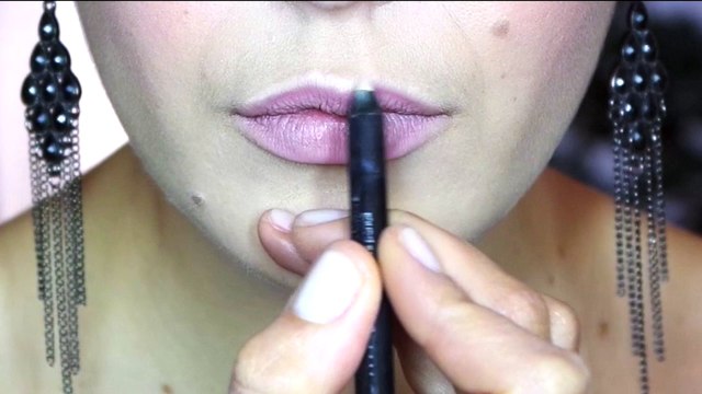 Tuto vidéo : comment appliquer son rouge à lèvres au pinceau ?