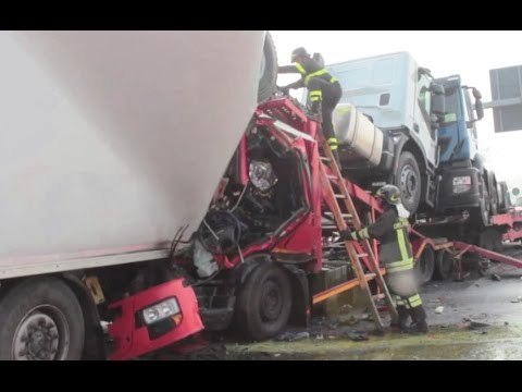 Milano - Schianto tra due camion e tre auto in Tangenziale Ovest (06.04.16)