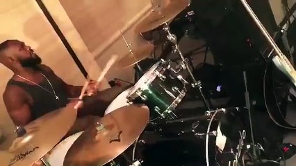 Jon "Bones" Jones tocando bateria