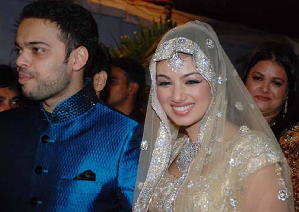 Top 10 Bollywood Actresses Who Married for Money $$$