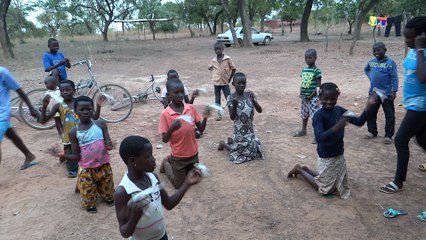 Danse d'enfants en brousse