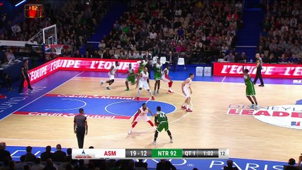 Le contre de Mykal Riley sur Yakuba Ouattara lors de la Leaders Cup