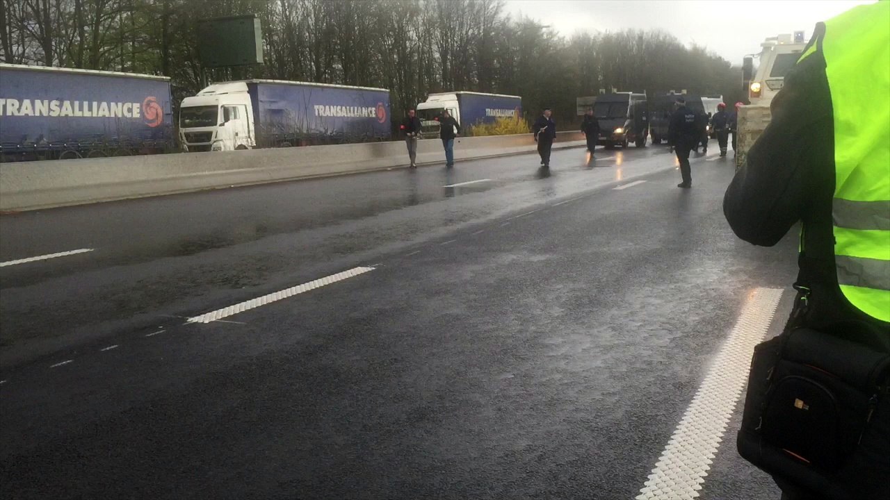 Taxe kilométrique: les barrages levés dans le calme par la police à Tournai (3)