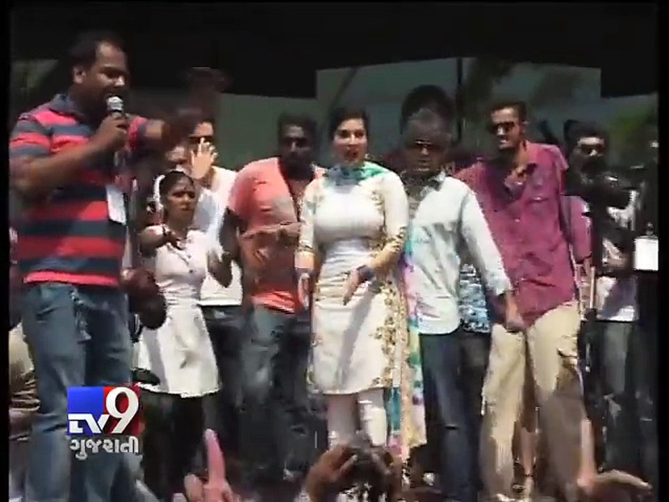 Sunny Leone enjoying Holi