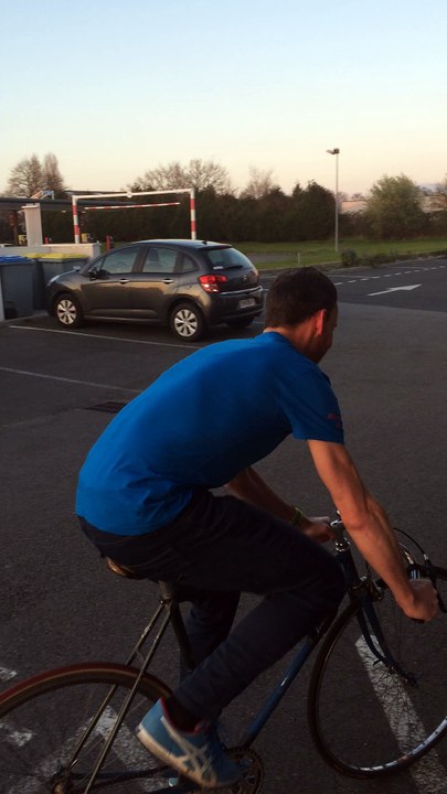 Lilian un peu plus à son aise avec ce vélo Tordu!