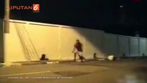 Pengendara Motor 'Hantu' Ini Meneror Pejalan Kaki di Brazil - YouTube
