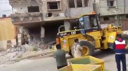 طفل صغير يقلب جرافه