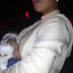 Elle emmène son bébé de 3 mois en boîte