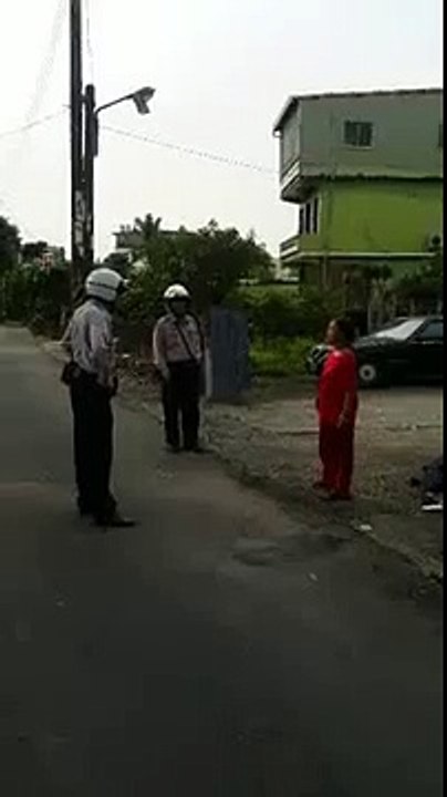 Une femme menace des policiers avec un couteau ...